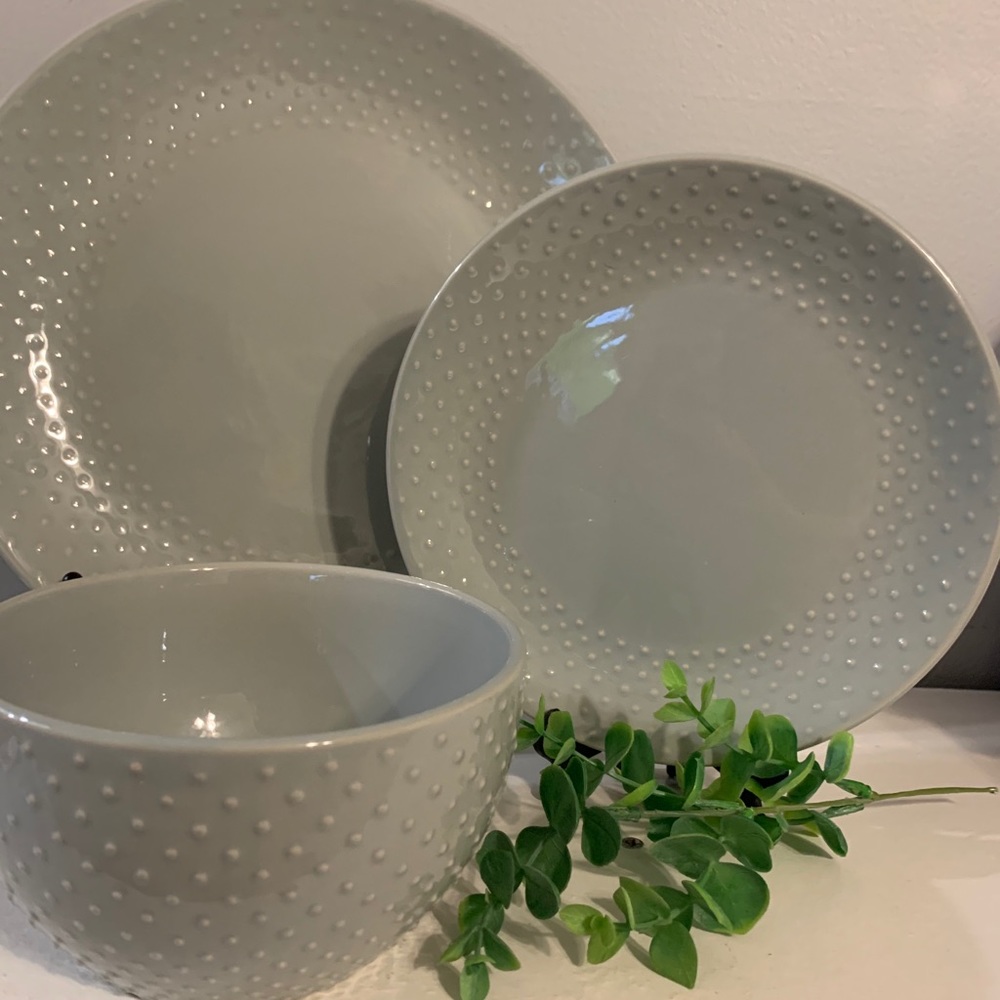 Dinnerware set